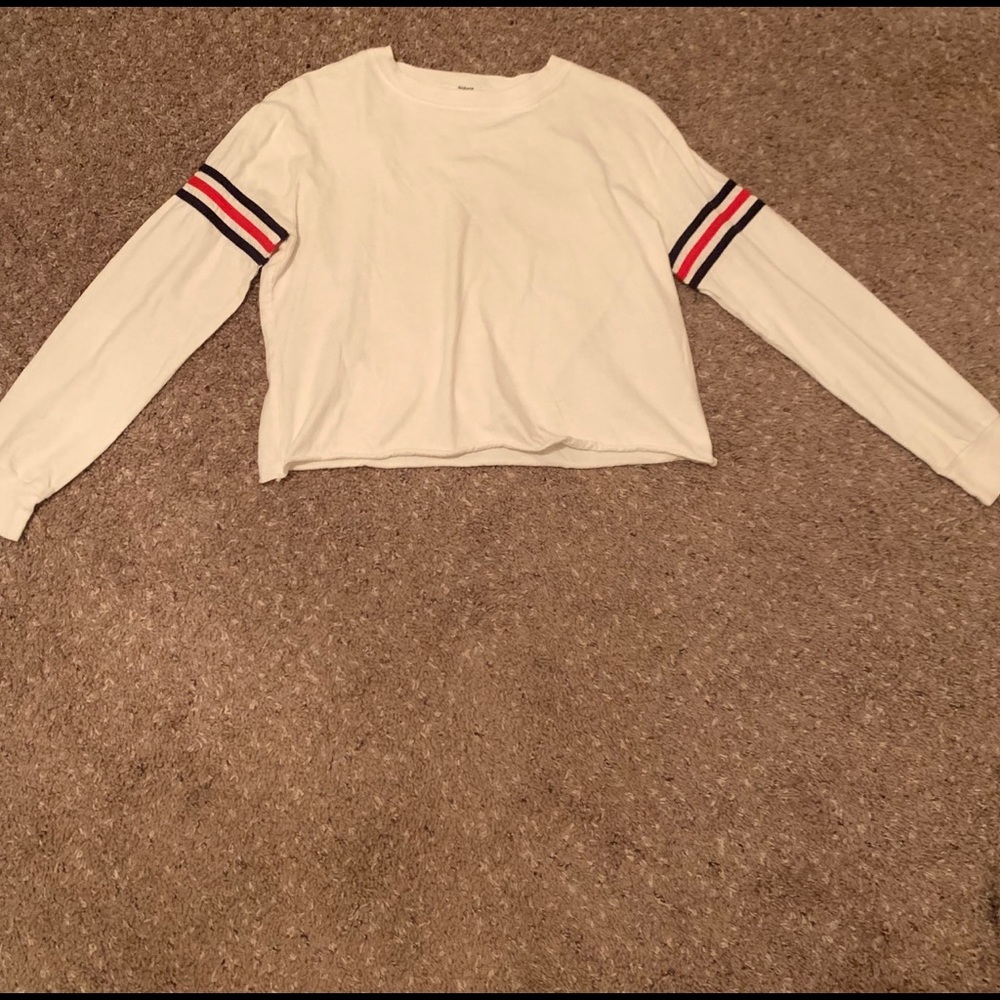 Medium cropped shirt🤍